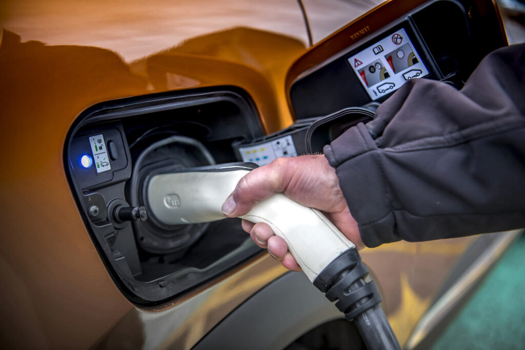 Renault Captur PHEV review charging - EVs Unplugged