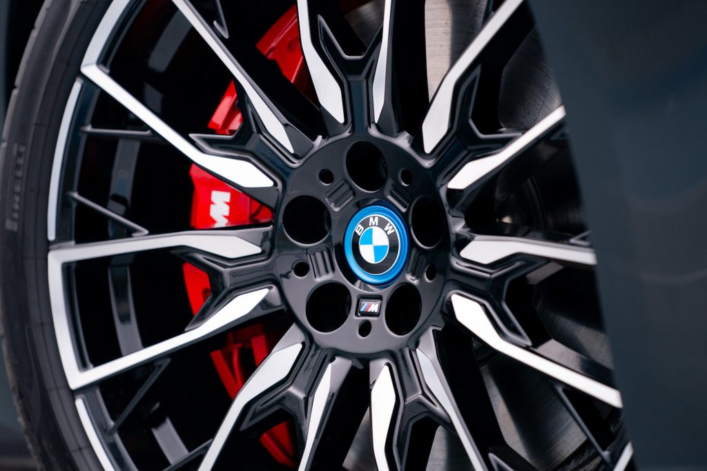 BMW i4 wheel - EVs Unplugged

