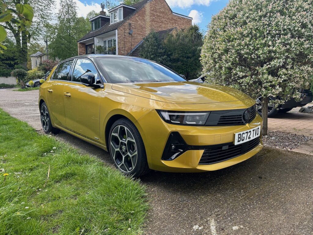 Vauxhall astra lug in hybrid gold 2
