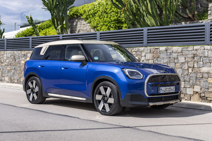 Mini Countryman E front parked